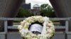 El presidente del Comité Olímpico Internacional, Thomas Bach, colocó una ofrenda floral en el el Parque Conmemorativo de la Paz de Hiroshima el 16 de julio de 2021.