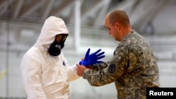 James Knight of U.S. Army Medical Research Institute of Infectious Diseases trains U.S. Army soldiers. (File) 
