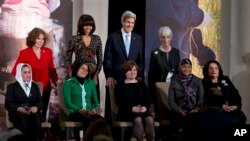 Ibu Negara Michelle Obama dan Menlu AS John Kerry bersama para perempuan penerima penghargaan 'Women of Courage' di Deplu AS, Jumat (8/3). 