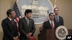 Anggota DPRD California, Miguel Santiago, D-Los Angeles, kedua dari kanan, berbicara dalam sebuah konferensi pers di gedung Capitol California sementara anggota-anggota DPRD yang lain, Rob Bonta, D-Oakland, dari kiri, Sen. Kevin de Leon, D-Los Angeles, dan Sen. Scott Wiener, D-San Fransisco, menyimak. Sacramento, Cal, Kamis, 5 Juli 2018 (foto: AP Photo/Jonathan J. Cooper).