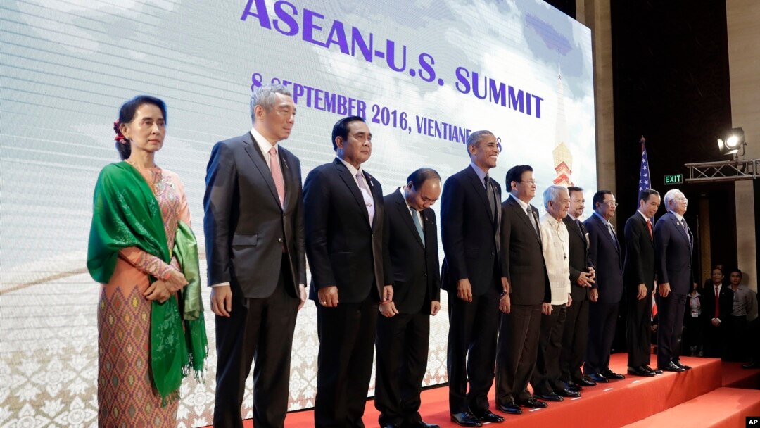 Tư liệu- Tổng thống Hoa Kỳ Barack Obama (thứ năm bên trái) tham gia một bức ảnh gia đình trong Hội nghị Thượng đỉnh ASEAN- Hoa Kỳ tại Trung tâm Hội nghị Quốc gia tại Vientiane, Lào, thứ Năm 08 tháng 09, 2016.