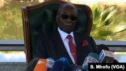 Mantan presiden Zimbabwe Robert Mugabe berbicara pada wartawan di kediamannya di Harare, 29 Juli 2018, pada malam sebelum pemilu di mana ia mendukung pemimpin partai oposisi Gerakan Perubahan Demokrasi Nelson Chamisa. 