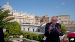 Le candidat présidentiel Bernie Sanders, avec la basilique Saint-Pierre de Rome à l’arrière-plan, lors d'un entretien avec l'Associated Press, au Vatican, 16 avril 2016.