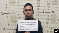Komandan Abu Sayyaf, Anduljihad Susukan di Kantor Polisi Kota Davao di provinsi Davao, Filipina selatan, Kamis 13 Agustus 2020.