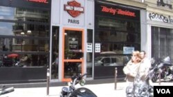 在法國巴黎一間哈利大衛遜電單車經銷商。