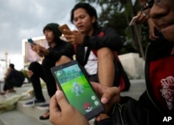 FILE - Seorang pria menunjukkan telepon pintarnya saat bermain "Pokemon Go" di Jakarta, 18 Juli 2016 ini. (Tatan Syuflana/AP)