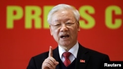 ARCHIVO: El presidente de Vietnam, Nguyen Phu Trong, habla en una conferencia de prensa después de ser reelegido como secretario general del Partido Comunista para el tercer mandato al clausurar el 13º congreso del partido comunista en Hanoi, Vietnam, el 1 de febrero de 2021.