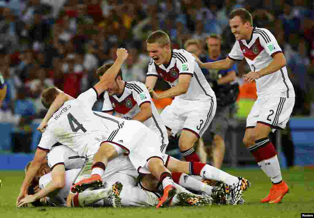 Os joagdores alemães festejam a vitória do Mundial após o apito final do árbitro, no estádio do Maracanã, Rio de Janeiro, Julho 13, 2014.