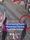 Penumpang Nyaris Menemper Kereta Saat Main Ponsel