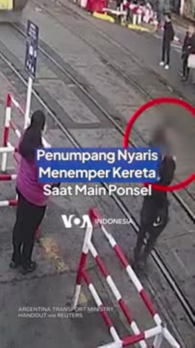 Penumpang Nyaris Menemper Kereta Saat Main Ponsel
