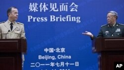 美军参谋长联席会议主席马伦与中国解放军总参谋长陈炳德7月11日在北京举行记者会