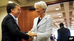 En esta foto de archivo se ve a la directora del FMI, Christine Lagarde (derecha) y al ministro de Economía de Argentina, Nicolás Dujovne, en la sede del FMI en Washington el 10 de mayo de 2018.