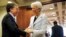 En esta foto de archivo se ve a la directora del FMI, Christine Lagarde (derecha) y al ministro de Economía de Argentina, Nicolás Dujovne, en la sede del FMI en Washington el 10 de mayo de 2018.