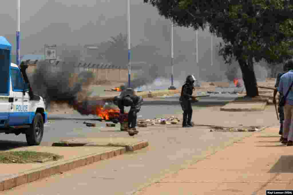 La police est intervenue contre les manifestations dans les rues de Lomé, au Togo, le 18 octobre 2017. (VOA/Kayi Lawson)