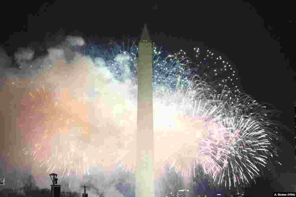 Pertunjukan kembang api di atas Monumen Washington selama konser inaugurasi kepresidenan di Washington, D.C. (19/1).