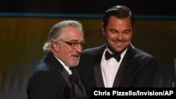 Leonardo DiCaprio, à droite, remet le prix pour l'ensemble de sa carrière à Robert De Niro lors de la cérémonie annuelle des Screen Actors Guild Awards à Los Angeles le 19 janvier 2020 . 