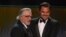Leonardo DiCaprio, à droite, remet le prix pour l'ensemble de sa carrière à Robert De Niro lors de la cérémonie annuelle des Screen Actors Guild Awards à Los Angeles le 19 janvier 2020 . 
