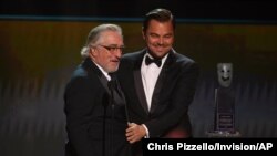 Leonardo DiCaprio, a la derecha, presenta el premio a la trayectoria a Robert De Niro en la 26a edición anual de los Screen Actors Guild Awards en el Shrine Auditorium & Expo Hall el domingo 19 de enero de 2020 en Los Ángeles.