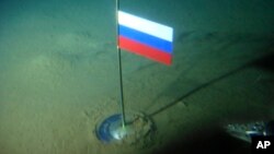 Una bandera rusa yace en el fondo del mar Ártico para subrayar los reclamos rusos sobre la plataforma polar.