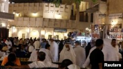 Wenyeji na watalii wakitembelea soko la Souq Waqif, huko Doha, Qatar, Oktoba 7, 2022. REUTERS