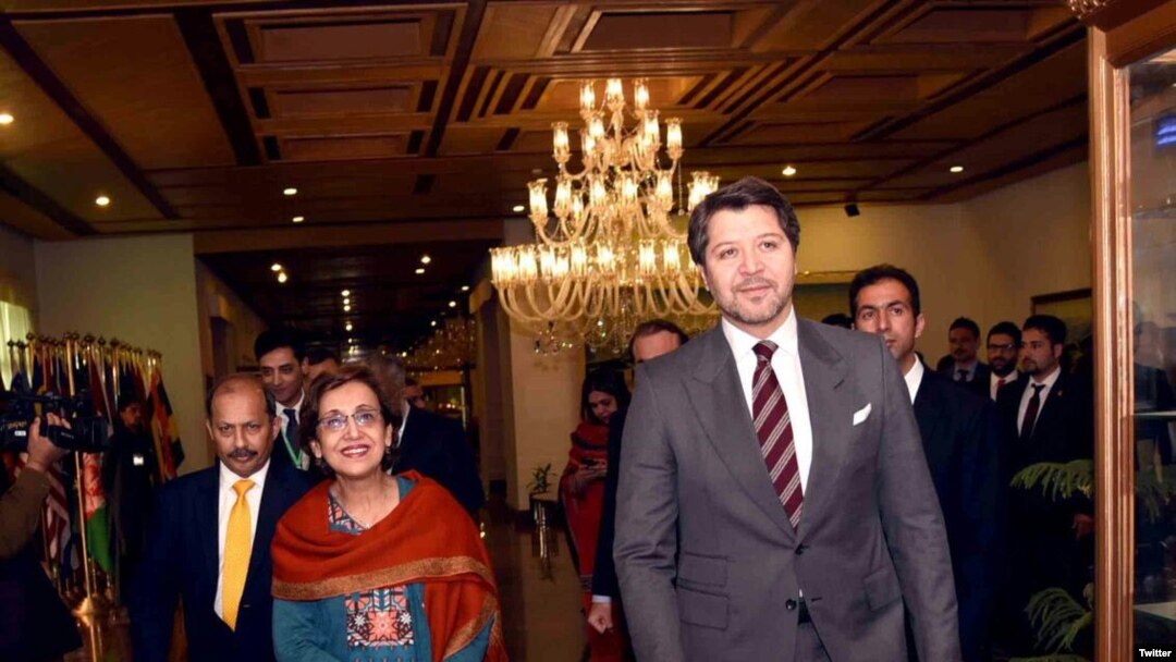 انځور په اسلام اباد کې د حکمت خلیل کرزي د سفر پرمهال اخېستل شوی