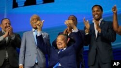 O reverendo Jesse Jackson gesticula durante a Convenção Nacional Democrata na segunda-feira, 19 de agosto de 2024, em Chicago.