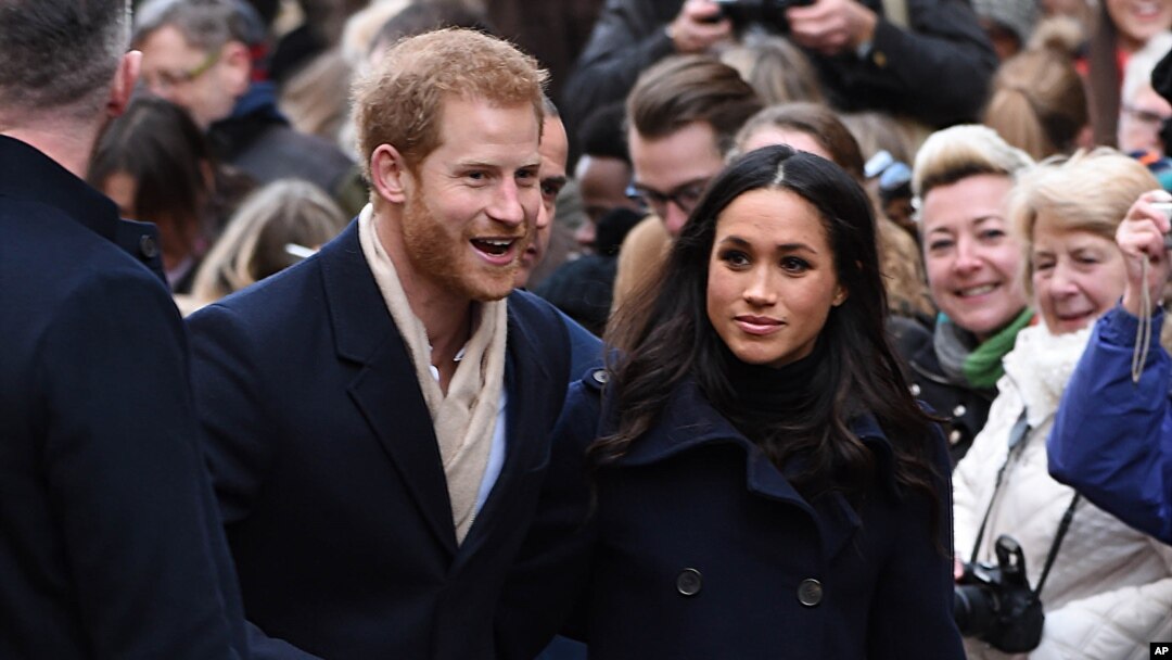 Pangeran Harry dan Meghan Markle dalam kunjungan ke Nottingham. (Foto: AP)