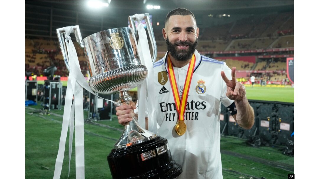 Karim Benzema berpose dengan memegang trofi setelah Madrid mengalahkan Osasuna 2-1 dalam final sepak bola Copa del Rey di stadion La Cartuja di Seville, Spanyol, Sabtu, 6 Mei 2023. (Foto: AP/Jose Breton)