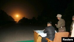 Le leader nord-coréen Kim Jong-Un assiste à un exercice tactique de tir de roquettes des unités de la Force stratégique de l'Armée populaire coréenne (KPA) dans le secteur ouest du front, à Pyongyang, le 10 juillet 2014.