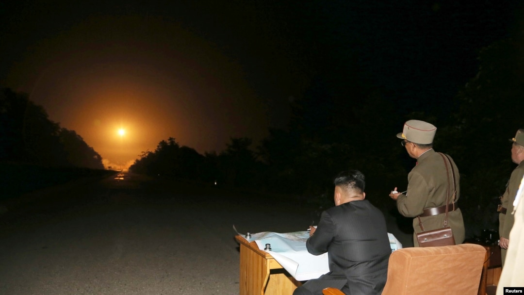 Lãnh tụ Bắc Hàn Kim Jong Un thị sát một vụ phóng tên lửa.