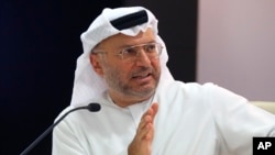 Le ministre des Affaires étrangères émirati, Anwar Gargash, lors d'une conférence de presse sur le Yémen à Dubaï, aux Émirats arabes unis, le 13 août 2018.