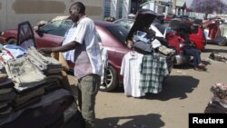 Hawkers sell goods on the streets of Zimbabwe's capital Harare, Sept.17, 2015.