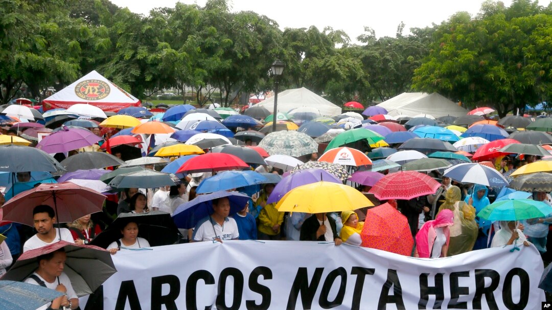 Demonstran di Rizal Park di Manila menentang pemakaman mendiang diktator Filipina Ferdinand Marcos di pemakaman pahlawan, 14 Agustus 2016.