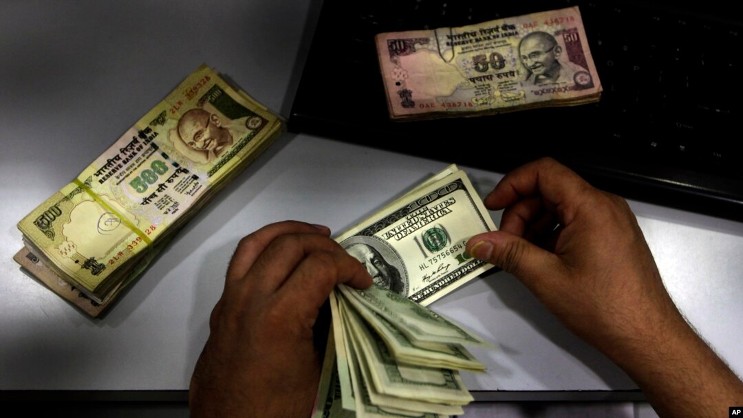 Meski mata uang rupee jatuh, Perdana Menteri India Manmohan Singh mengatakan bahwa negara-negara ekonomi baru sekarang memiliki kelengkapan yang lebih baik sehingga tidak akan jatuh pada krisis moneter seperti pada 1990an. (Foto: Dok)