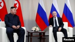 Presiden Rusia Vladimir Putin (kanan) bersama Pemimpin Korea Utara Kim Jong-un di Pulau Russky di Vladivostok, Rusia, 25 April 2019.