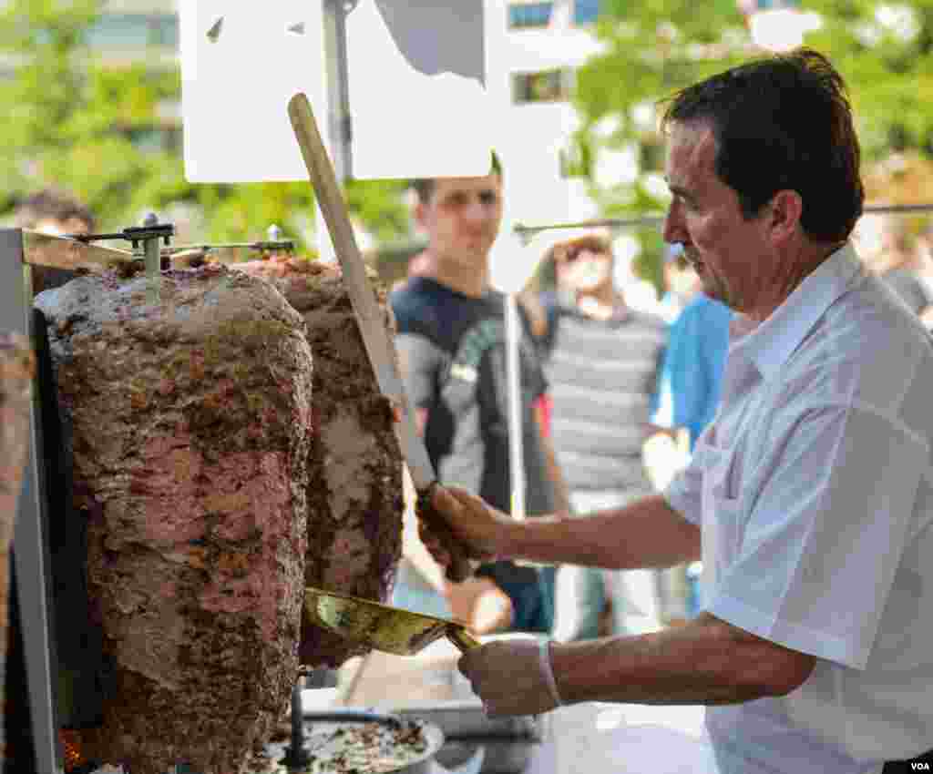 Doner kabob tayyorlanmoqda, Vashingtondagi turk festivalidan, 29-sentabr, 2013-yil