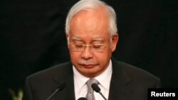 លោក Najib Razak និយាយ​ថា​លោក​បាន​ជូន​ដំណឹង​ដល់​សាច់ញាតិ​របស់​អ្នក​ដំណើរ​នៅ​លើ​យន្តហោះ​នេះ អំពី​ជោគ​វាសនា​របស់​ពួគ​គេ ហើយ​បាន​សម្តែង​ការ​សោកស្តាយ​ដ៏​ជ្រាលជ្រៅ។