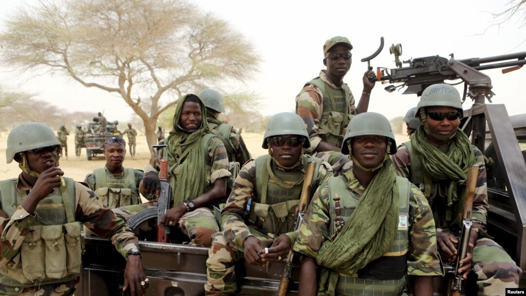 "Boko Haram"ga qarshi olishayotgan Nigeriya askarlari.