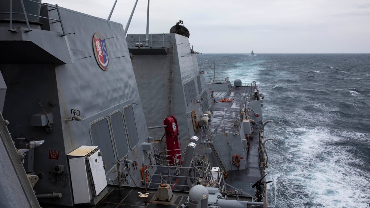 美国约翰逊号导弹驱逐舰穿越台湾海峡