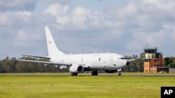 ເຮືອ​ບິນ Force P-8 Poseidon ຂອງກອງ​ກຳ​ລັງ​ປ້ອງ​ກັນ​ປະ​ເທດ ອອ​ສ​ເຕ​ຣ​ເລຍ ເດີນ​ທາງ​ອອກ​ຈາກ​ຖານ​ທັບ​ໃນ​ເມືອງ ແອມ​ເບີ​ລີ, ອອ​ສ​ເຕ​ຣ​ເລຍ, 17 ມັງ​ກອນ 2022.(LACW Emma Schwenke/ADF via AP)