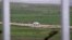 Автомобиль миротворческой миссии ООН следует по дороге вблизи деревни Аль-Джамлах, Голанские высоты, Сирия. 5 марта 2013 года