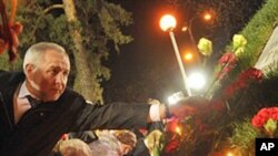 People lay flowers and light candles to honor the memory of the victims of the Chernobyl disaster in Kiyv, Ukraine, April 26, 2011