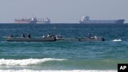 در این تصویر چند قایق ماهیگیری در برابر نفتکش ها در آب های خلیج فارس دیده می شوند. ۱۹ ژانویه ۲۰۱۲