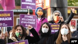 세계 여성 폭력 근절의 날을 맞아 22일 터키 앙카라에서 관련 집회가 열렸다.
