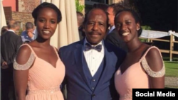 Paul Rusesabagina (hagati) ari kumwe n'abakobwa be (Carine Kanimba/Facebook)