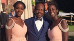 Paul Rusesabagina (hagati) ari kumwe n'abakobwa be (Carine Kanimba/Facebook)