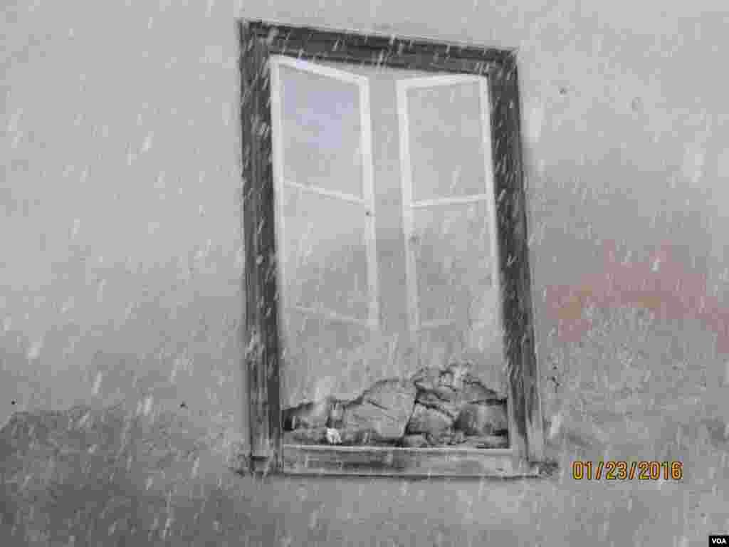 قسمت بالای جار چوب نقاشی است. 