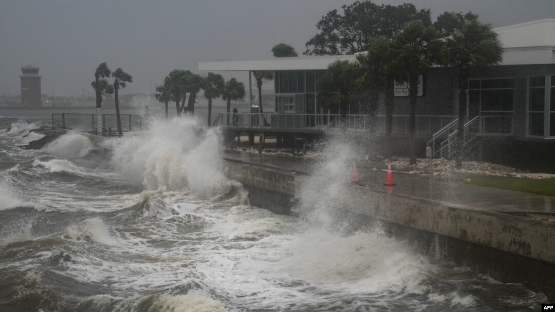 Ombak menerjang Dermaga St. Pete di St. Petersburg, Florida, saat Badai Milton diperkirakan akan menerjang daratan Florida pada 9 Oktober 2024.