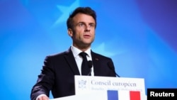 资料照：法国总统马克龙在欧盟峰会的一个记者会上。（2023年2月10日） 