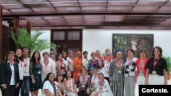 Delegadas de las organizaciones de mujeres que fueron a La Habana, Cuba, en el marco de los diálogos de paz entre el gobierno colombiano y las antiguas FARC, que culminó con la firma del Acuerdo de Paz en 2016. [Foto: Archivo de la Instancia Especial de Mujeres en Colombia].